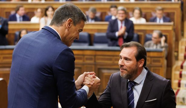 El presidente Pedro Sánchez, y el ministro Oscar Puente, en el Parlamento de España.