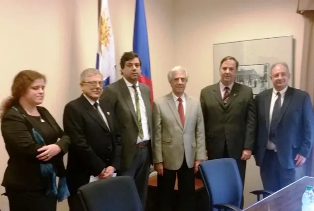 El presidente Tabaré Vázquez junto Mario Stefanoli, Jacobo Brodski y demás asistentes al encuentro