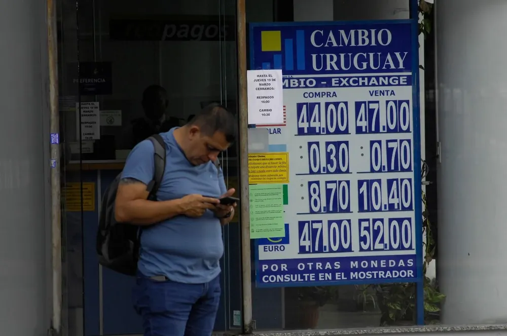 Una pizarra con el valor del dólar, en marzo de 2020.