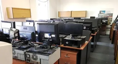 Equipos informáticos y mobiliario de oficina que será rematado por Bavastro