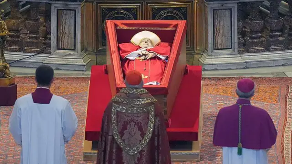 El papa Francisco, en el ataúd para el último adiós en San Pedro.