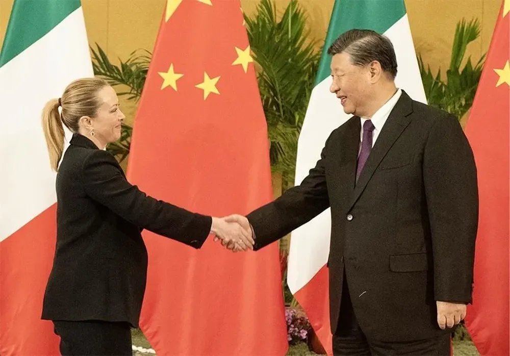 La presidenta italiana Giorgia Meloni saluda a su par chino Xi Jinping en la cumbre del G20.
