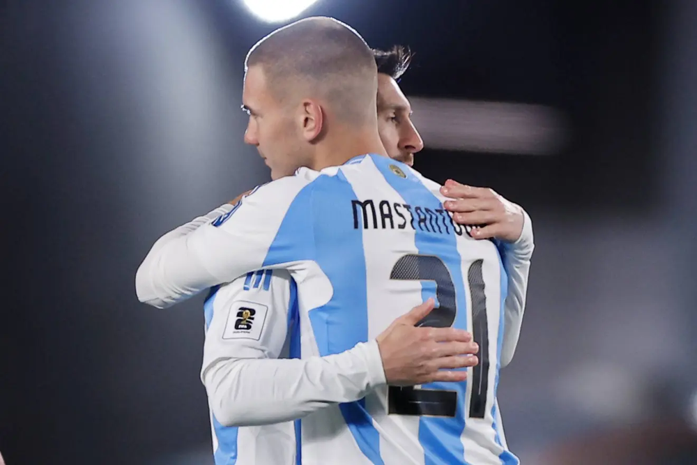 Franco Mastantuono abraza a su ídolo, Lionel Messi. (EFE)&nbsp;