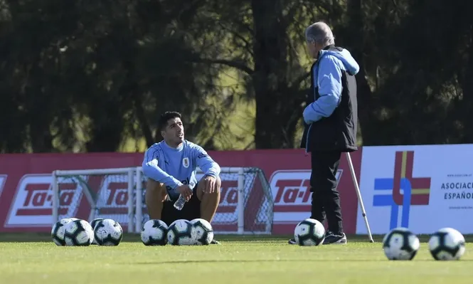 Tabárez se transformó en un entrenador de elite con sueldo acorde a la realidad uruguaya y ahora la AUF sufre para encontrar un sustituto; Suárez escucha al técnico en un mano a mano en el Complejo de la AUF