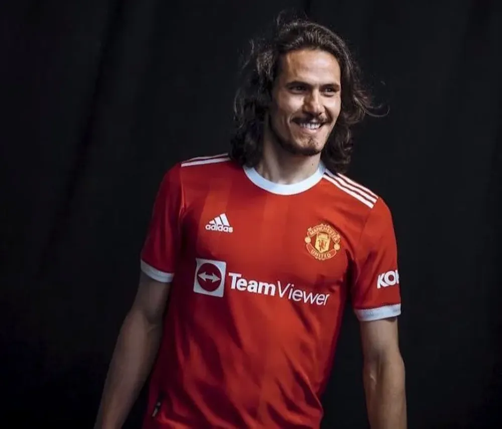 Edinson Cavani posando con la nueva camiseta de Manchester United