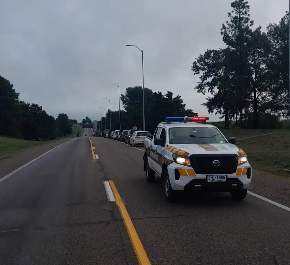 La fila de vehículos alcanza el kilómetro y medio.
