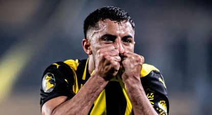 Maximiliano Olivera festeja su golazo para Peñarol ante Defensor Sporting por el Torneo Intermedio