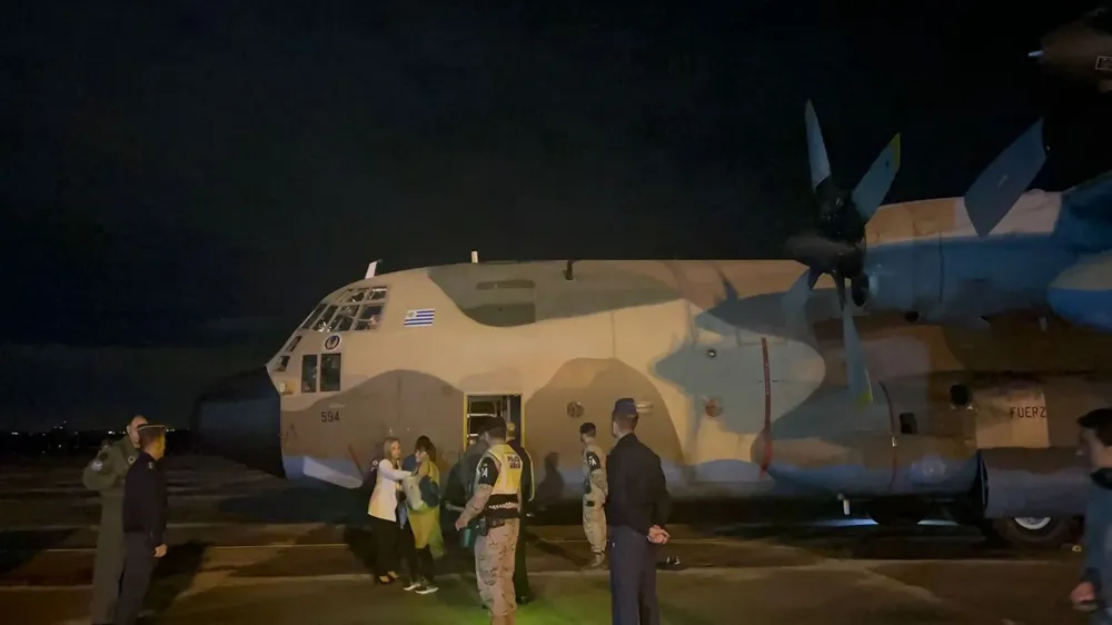 Primeros pasajeros bajan del segundo vuelo del avión Hércules desde Tel Aviv a Madrid