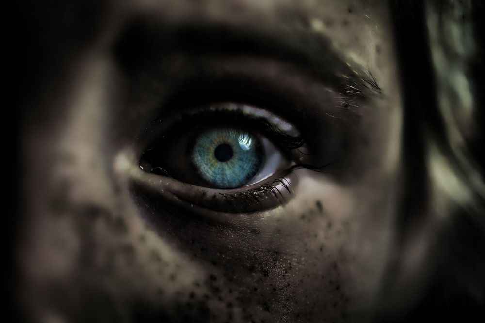 El caso de la paciente S. M. puso de manifiesto la importancia de la amígdala en la identificación de expresiones faciales de miedo.