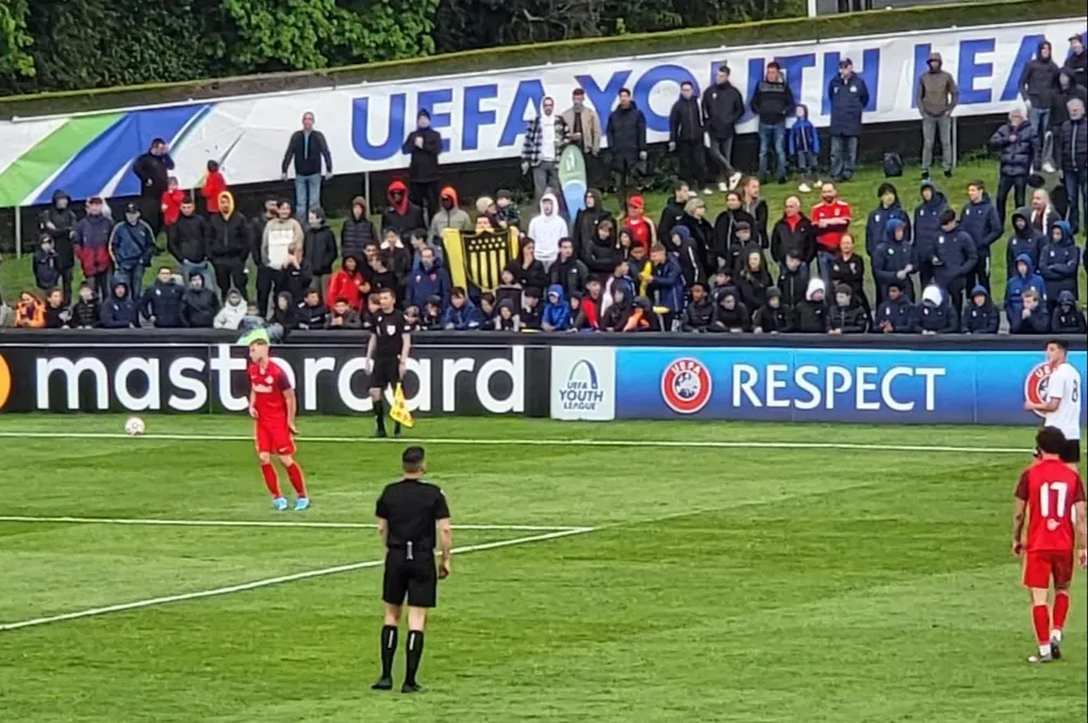 La bandera de Peñarol en el partido entre Benfica y Salzburg en Nyon, Suiza