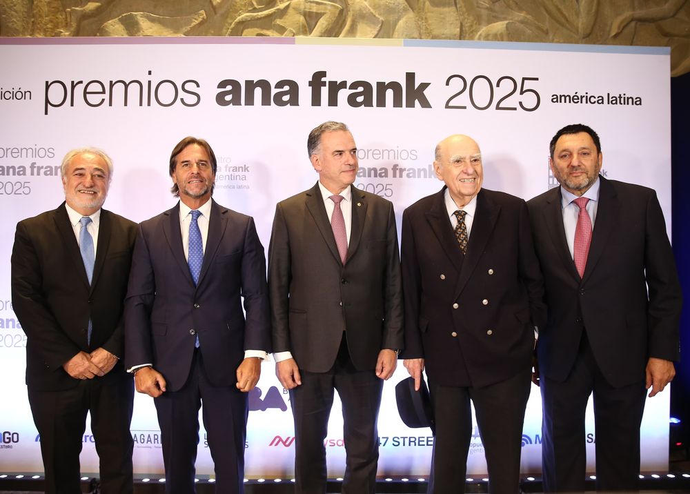 Los presidentes del Uruguay Luis Lacalle Pou, Yamandú Orsi y Julio Sanguinetti junto a Héctor Shalom y Gabriel Hochbaum, presidente y vice del Centro Ana Frank Argentina para América Latina