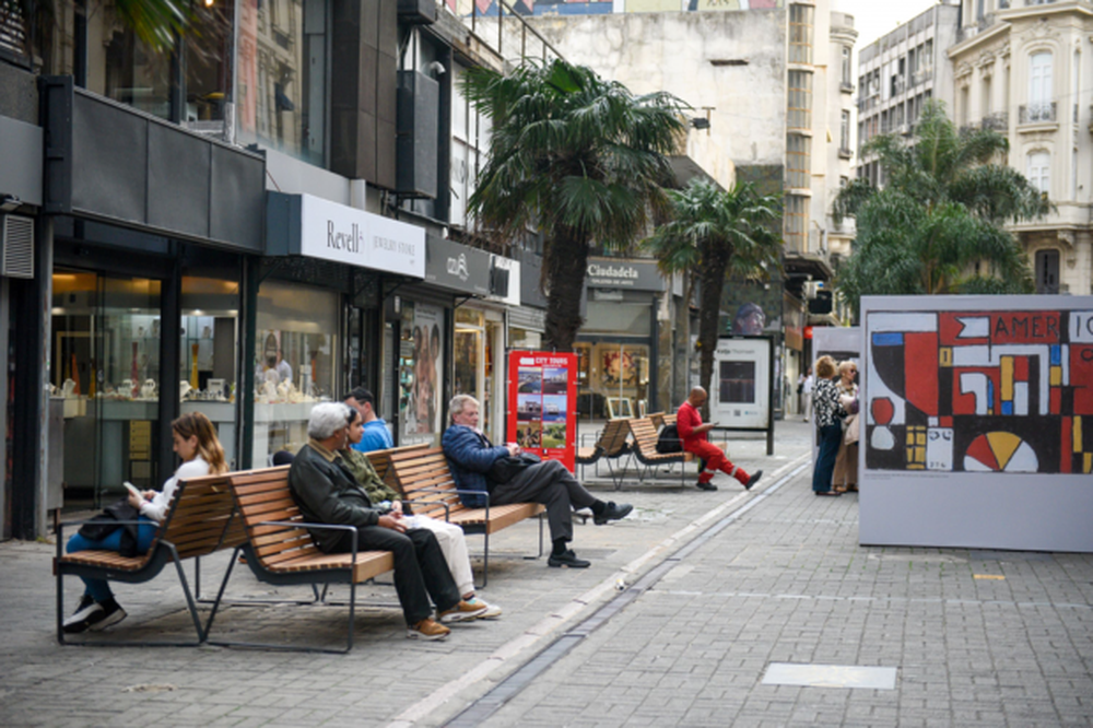 Colocación de bancos en Montevideo