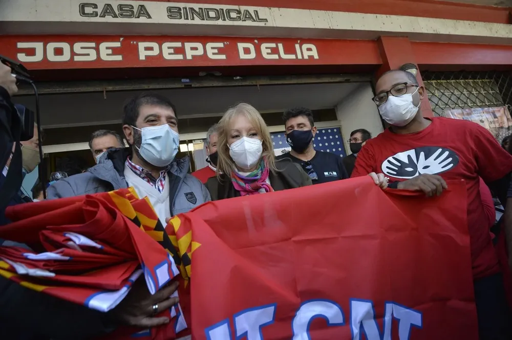 Salida del PIT--CNT con las firmas para el referéndum contra la LUC