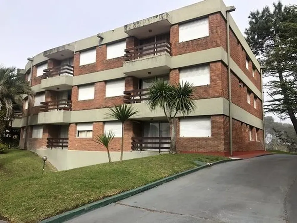 El apartamento viene con garage y baulera.