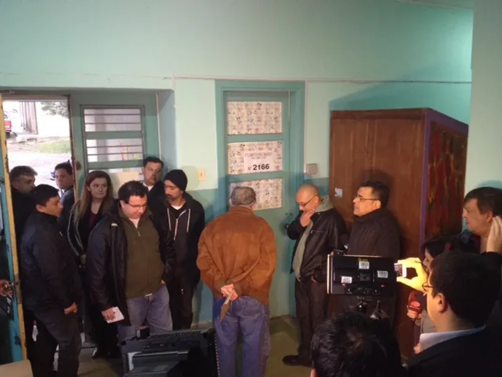 Mujica espera para ingresar al cuarto secreto