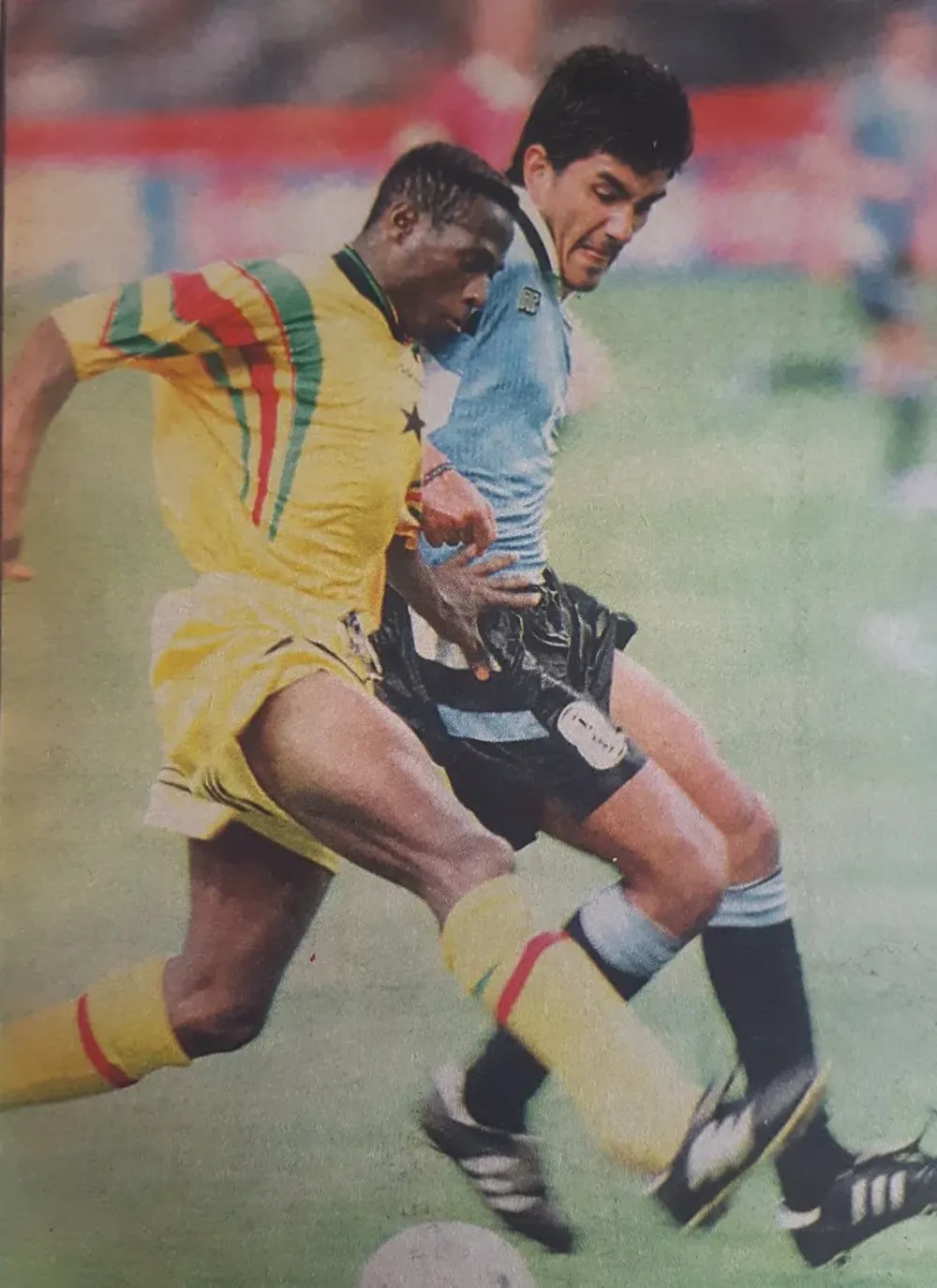 Fabián Coelho y el ghanés Kamara Dini durante el Mundial de Malasia 1997. Los dos juveniles eran compañeros en Nacional y se enfrentaron en semifinales del torneo.