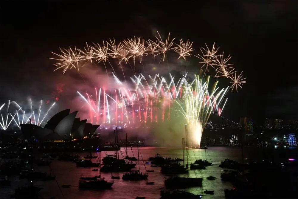 Fuegos artificiales en la Ópera de Sidney, donde ya es 1° de enero de 2018. 