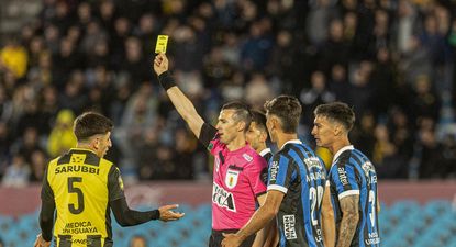 El Observador | 20251116 Ignacio Sosa de Peñarol es amonestado ante Liverpool por parte de Andrés Matonte por la semifinal de la Liga AUF Uruguaya