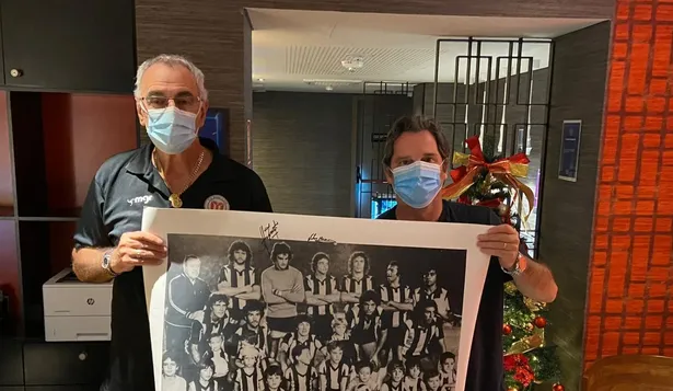 Jorge Fossati firma una foto del equipo de Peñarol 1978