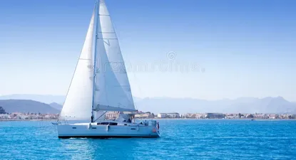 Velero en el mar Mediterráneo