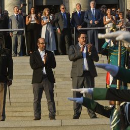 Sebastián Valdomir y Alejandro Sánchez ven al Batallón Florida que hizo su desfile afuera del Palacio Legislativo en el inicio de una nueva legislatura