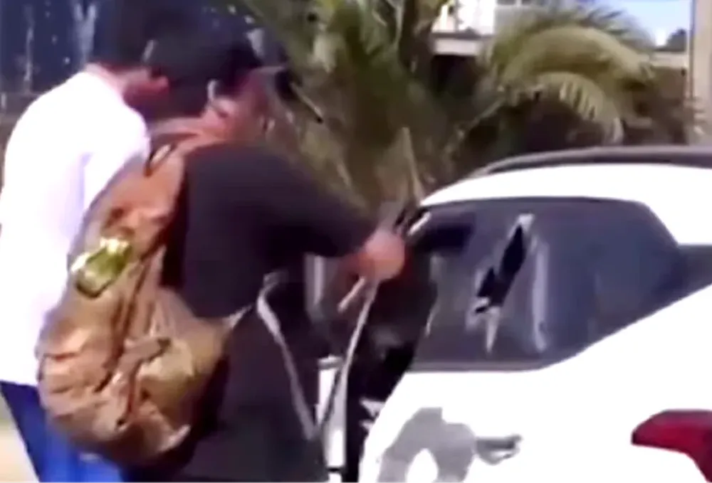 El momento en el que atrapan al ladrón fue captado por transeúntes