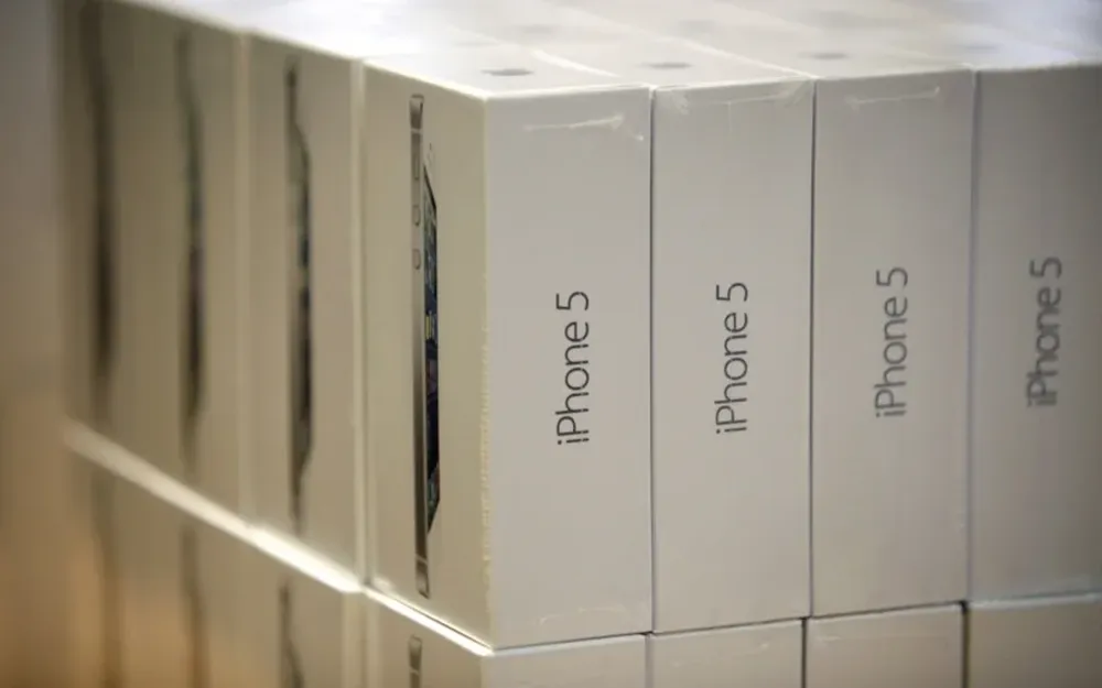 Las cajas del nuevo iPhone 5 esperan cerradas a sus felices nuevos propietarios