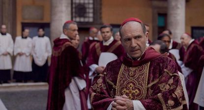 Ralph Fiennes interpreta al cardenal Lawrence en este filme basado en la novela de Robert Harris.