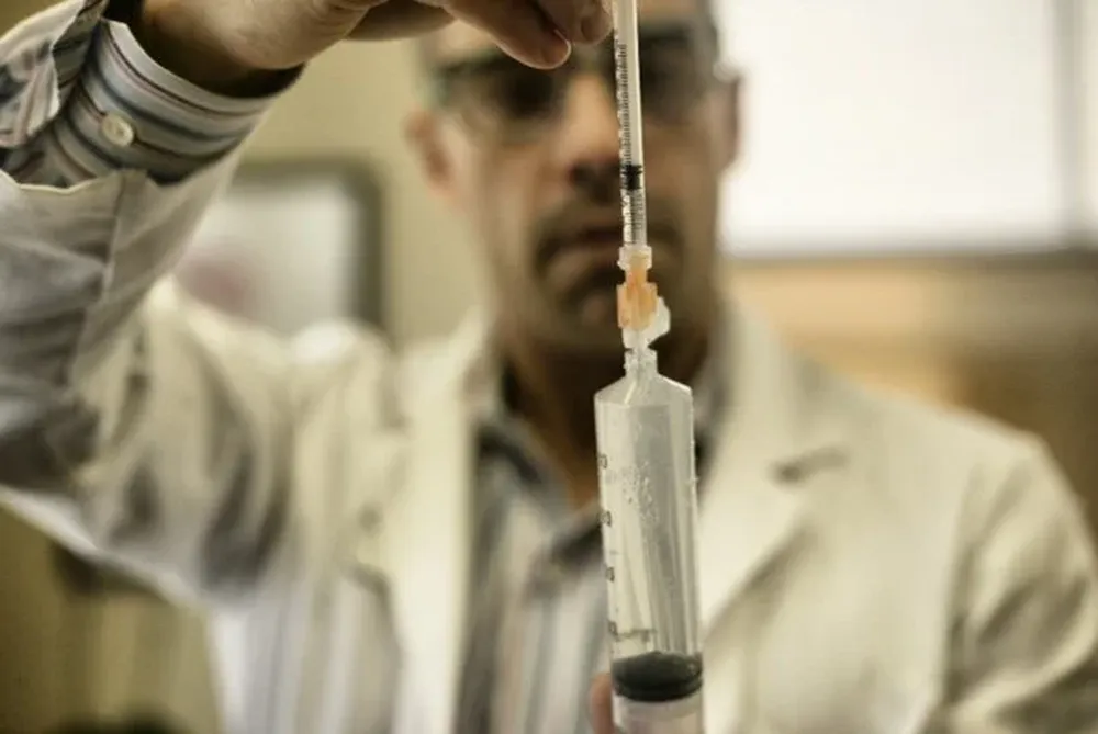 Médico administrando ketamina