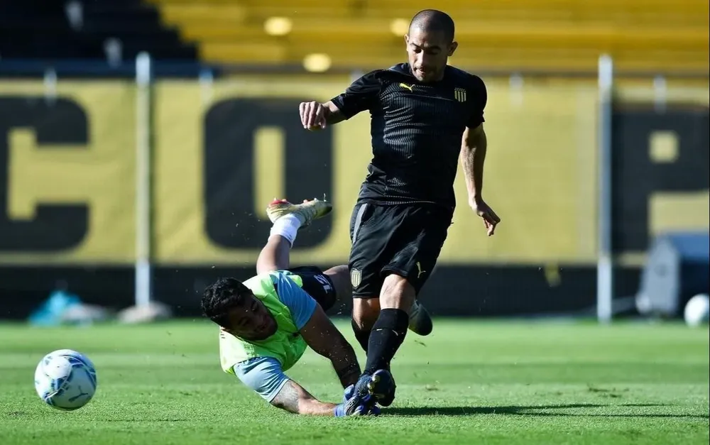 Walter Gargano define ante Darío Denis para el 1-0 de Peñarol