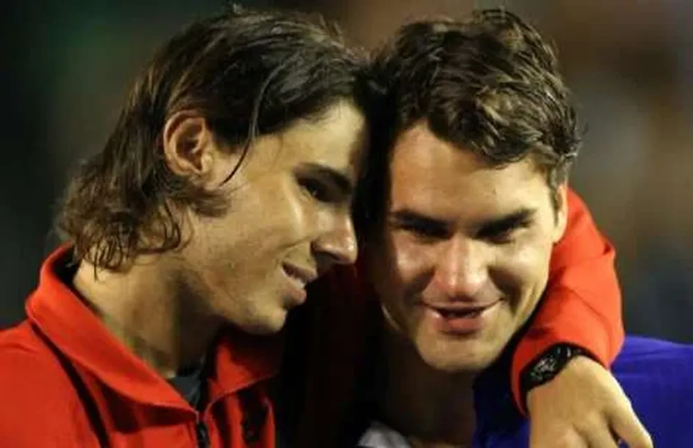 Rafael Nadal intenta consolar a Roger Federer