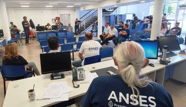 El Gobierno hizo oficial la lista de empleados públicos que despedirá desde julio 2025