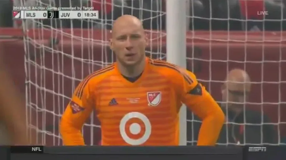 Brad Guzan, el arquero que habló con los comentaristas en pleno partido