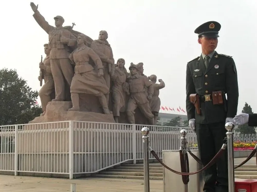 Un guardia custodia el mausoleo de Mao en Pekín