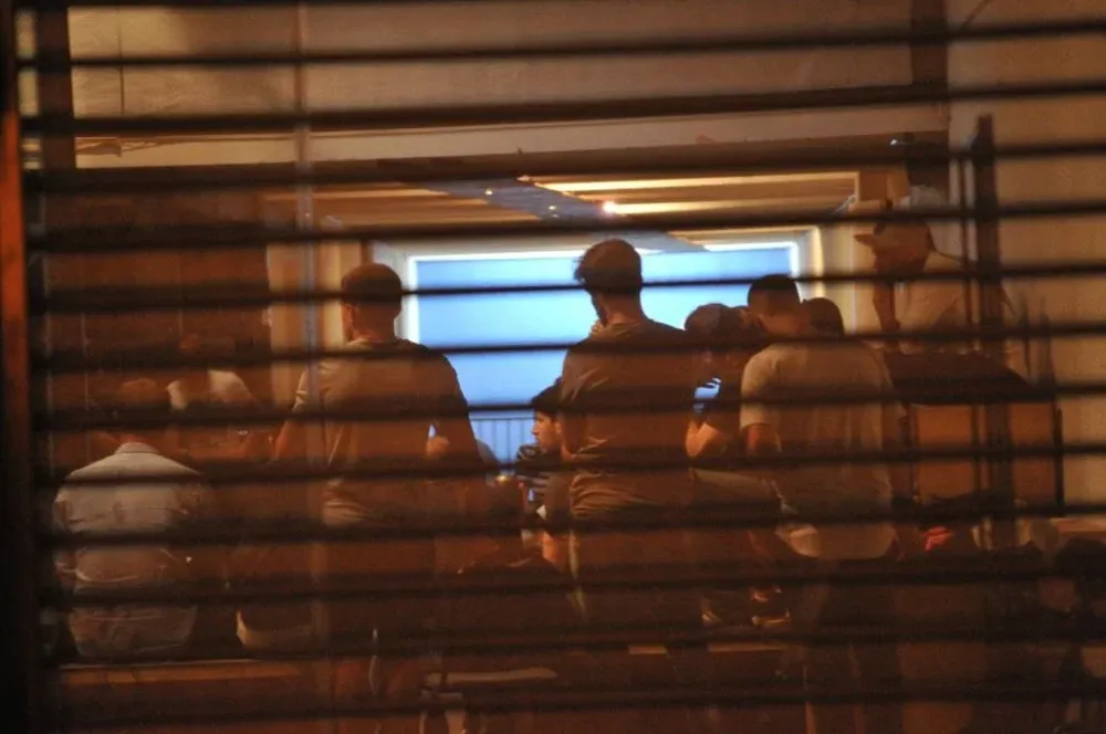 La reunión tras la cortina