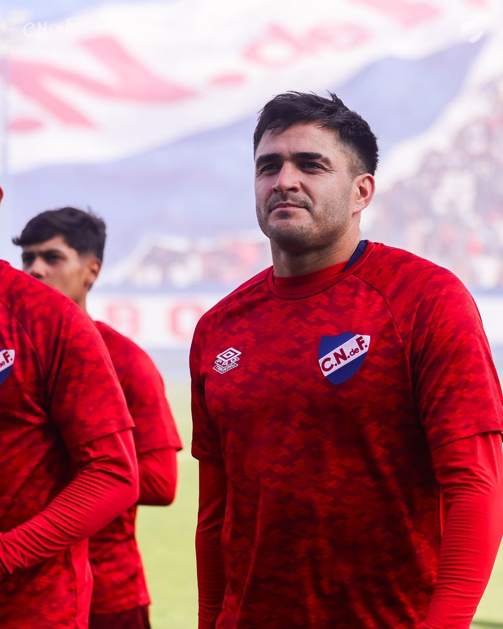 Maximiliano Gómez disfruta del banderazo con los hinchas de Nacional en el Gran Parque Central