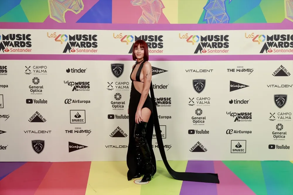La cantante Aitana posa durante el photocall de los 40 Music Awards 2023.