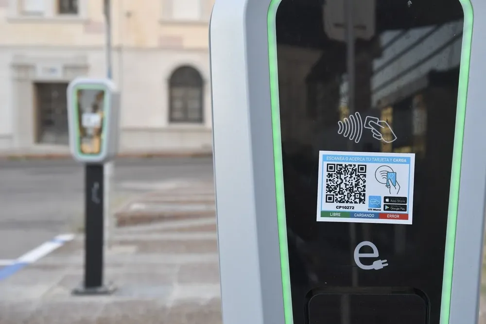 UTE bonifica a empresas que instalen cargadores de vehículos eléctricos en espacios de uso público.