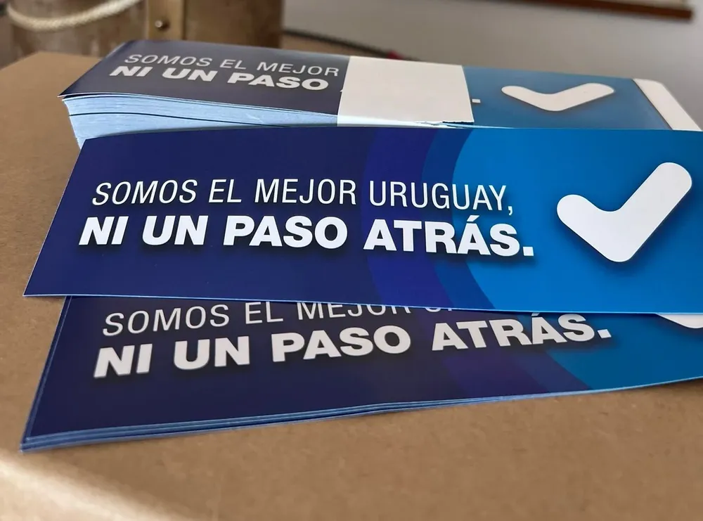 Los pegotines que mandó a hacer el senador del Partido Nacional