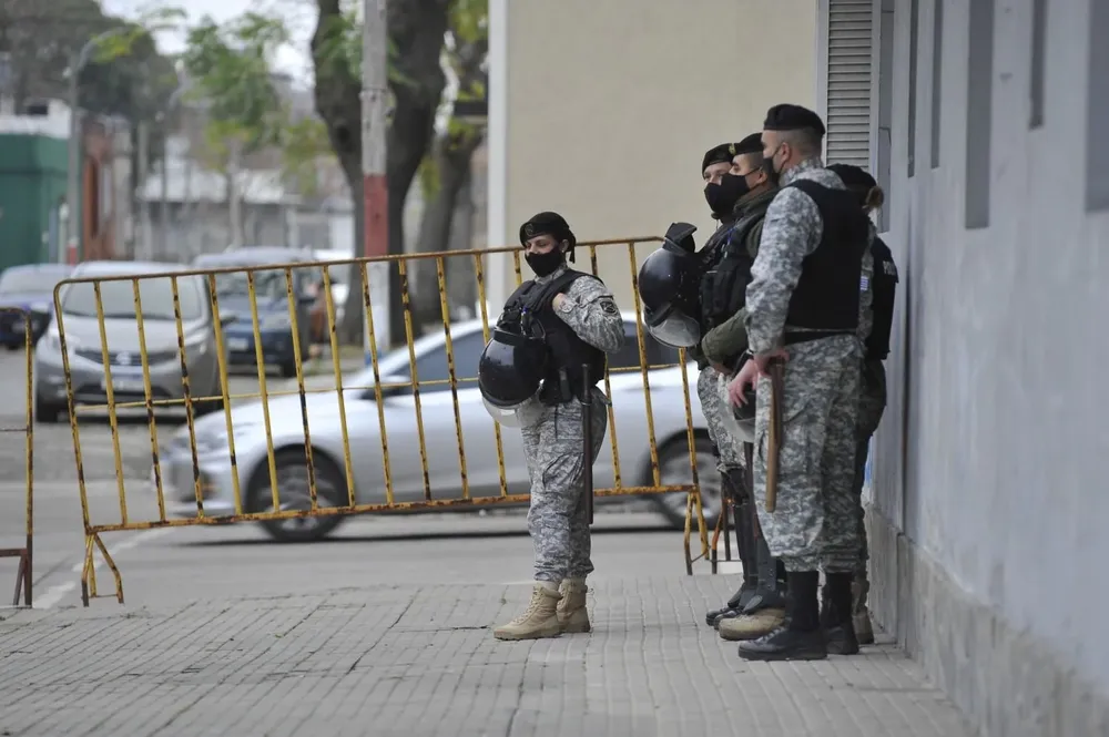 La Policía tuvo trabajo antes del partido clásico