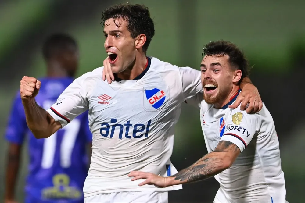 Ginella festeja un gol junto a Trezza