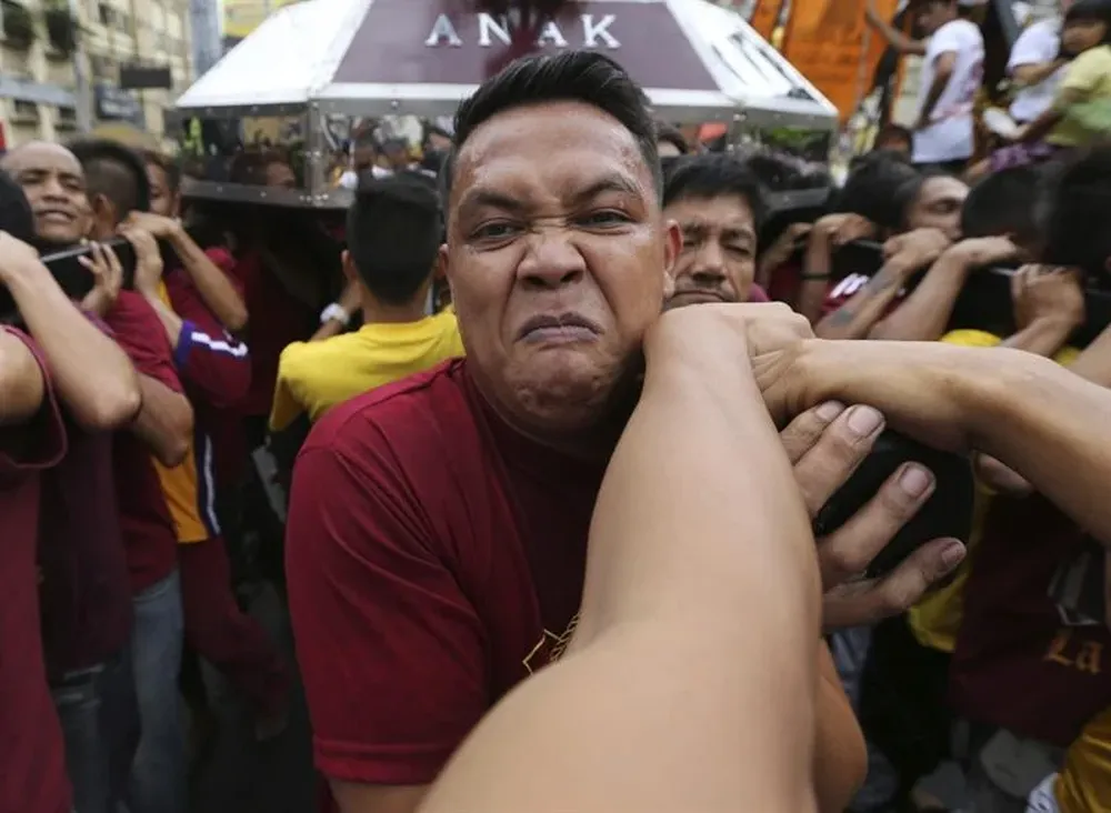 Filipinas- Varios devotos católicos portan una réplica del Nazareno Negro en Manila