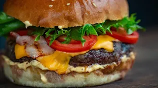 El producto estrella son las hamburguesas, que vienen en combo con papas fritas y bebidas
