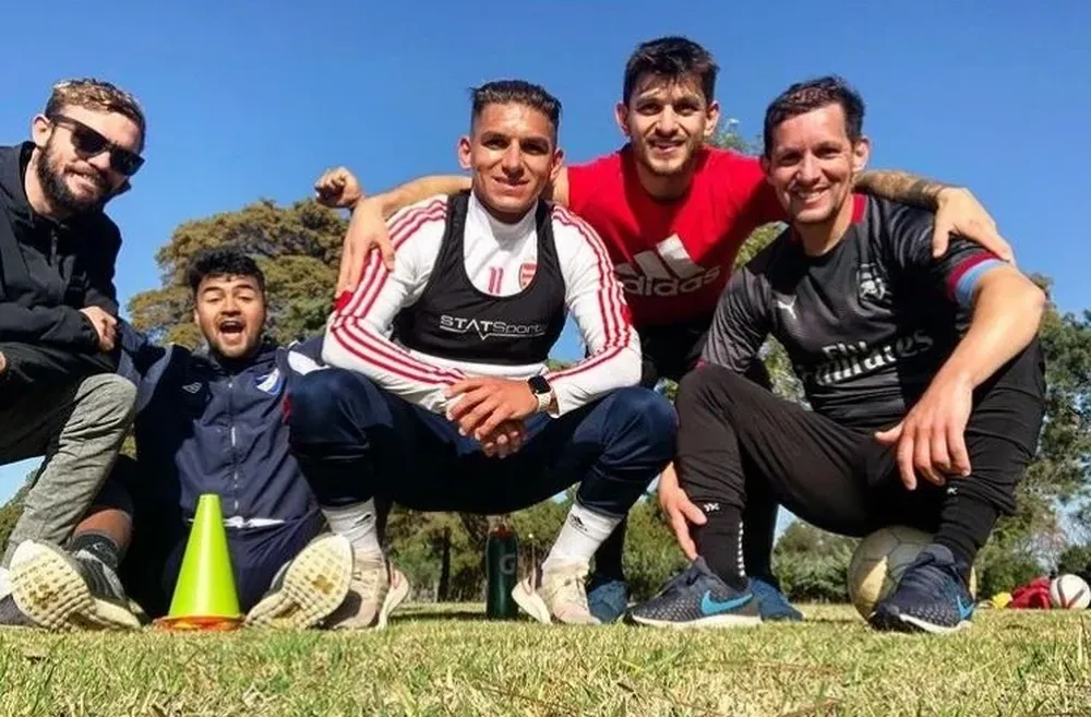 Lucas con sus hermanos Brahian, de rojo, y Claudio