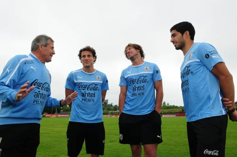 Tabárez, Forlán, Lugano y Suárez, en una producción para una foto histórica, en 2013