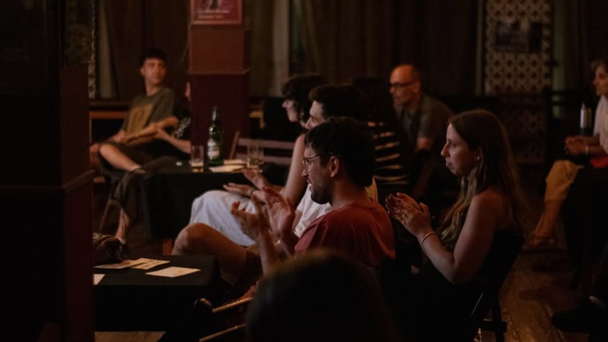 Volver a lo humano: en tiempos de algoritmos y plataformas, hay quienes se reúnen para escuchar un disco, leer un libro o discutir una película