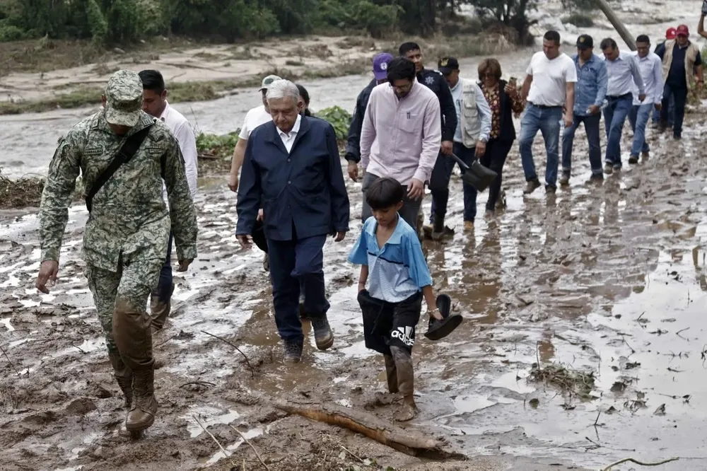 Andrés Manuel López Obrador de camino al aeropuerto de Acapulco. El huracán Otis tomó de sorpresa a la comitiva presidencial.