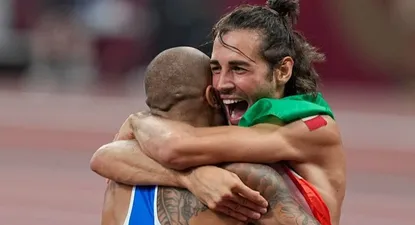 Jacobs y Tamberi celebrando el doble oro de Italia el domingo en atletismo.