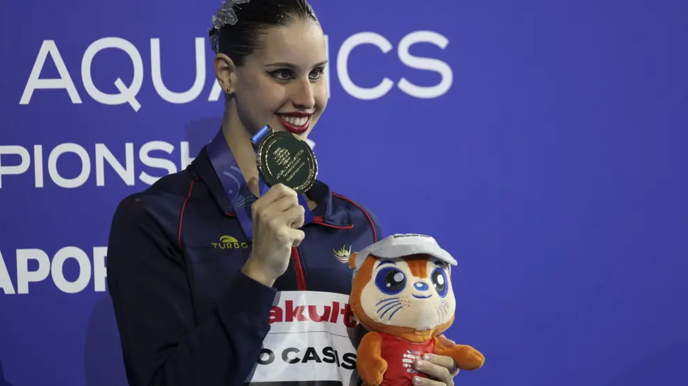 Iris Tió sostiene su medalla de oro en la final de natación libre individual femenina del Campeonato Mundial de Natación Singapur 2025. EFE