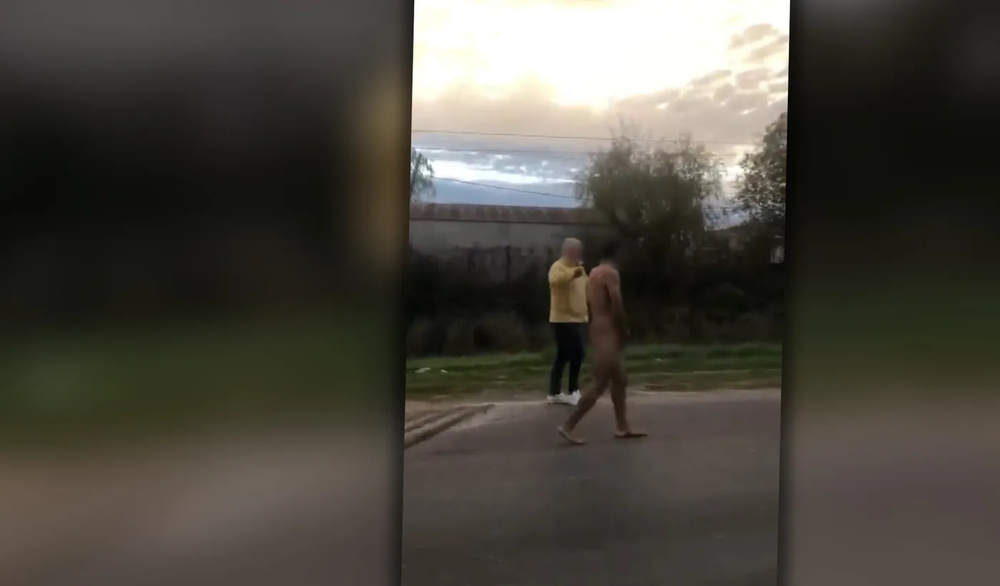  Vecinos atrapan a un ladrón infraganti y lo obligan a caminar desnudo